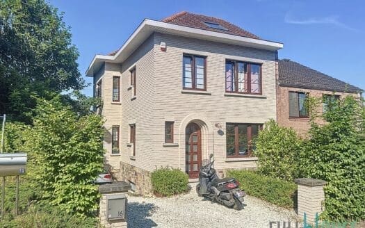 House for sale 4 bedrooms 228 m², 689000 €
